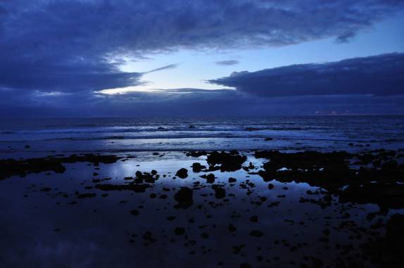 Fim de tarde na praia de Anakena, em Rapa Nui (ou Ilha de Páscoa), ilha chilena no meio do Oceano Pacífico